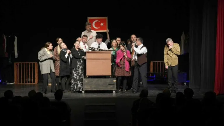 Giresun Belediyesi Şehir Tiyatrosu, 'Yaşar Ne Yaşar Ne Yaşamaz' oyununu,