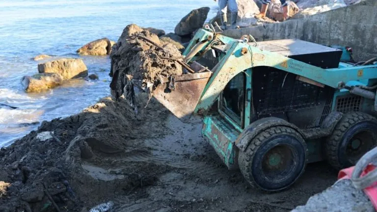 Bulancak Belediyesi, kış öncesi şehir genelinde menfez temizliği yaparak olası