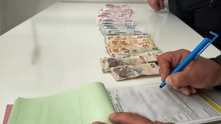 Çorum’da Yakalanan Dilencinin Üzerinden 9.800 TL Çıktı Çorum'da zabıta ekiplerince dilenirken yakalanan bir kişinin üzerinden 9 bin