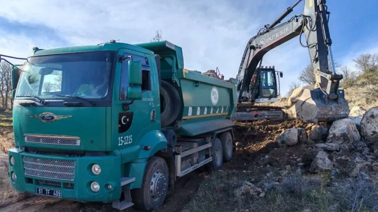 Devlet Su İşleri (DSİ), Giresun'un Şebinkarahisar ilçesindeki Alucra Çayı'nı taşkın