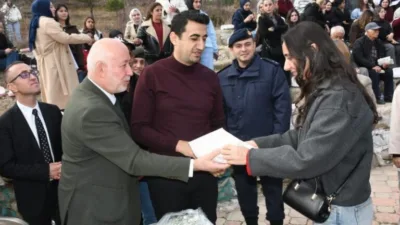 Giresun'un Şebinkarahisar ilçesinde düzenlenen hamsi şenliğinde, yerel protokol üyeleri Giresun