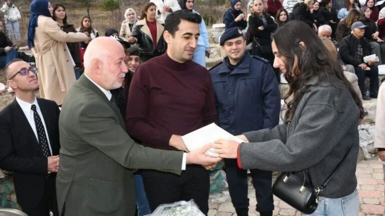 Giresun'un Şebinkarahisar ilçesinde düzenlenen hamsi şenliğinde, yerel protokol üyeleri Giresun