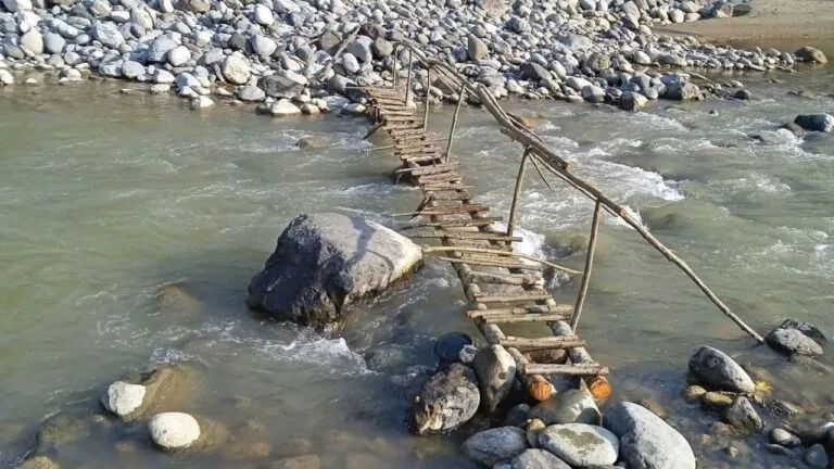 Görele’de Vatandaş Köprü İnşa Etti: Altyapı Sorunu Gündemde Giresun'un Görele ilçesinde bir vatandaşın dere üzerine kendi imkanlarıyla yaptığı