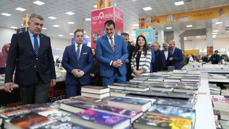 Giresun Belediyesi tarafından düzenlenen 5. Giresun Kitap Fuarı, kapılarını kitapseverlere