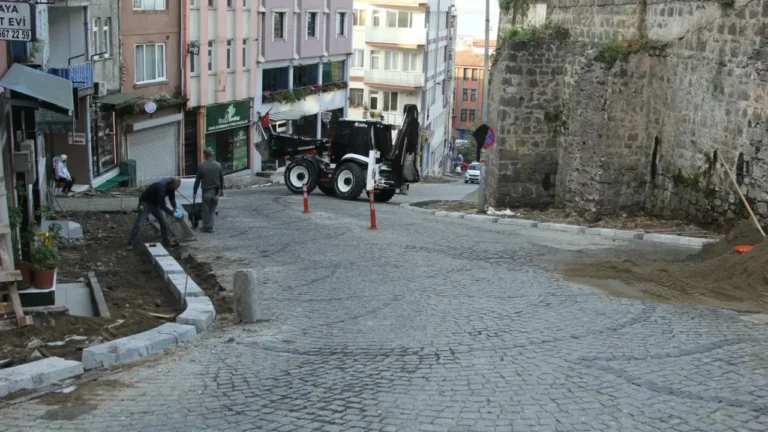 Giresun Belediyesi, şehrin tarihi simgelerinden Kazancılar Yokuşu'nda kapsamlı bir yenileme