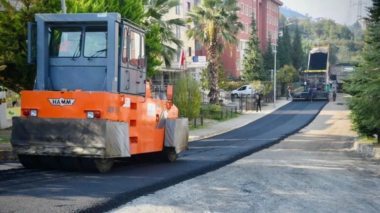 Giresun’da Asfalt Seferberliği Hız Kesmiyor: Yollar Yenileniyor Giresun Belediyesi, şehir genelinde başlattığı kapsamlı asfaltlama çalışmalarıyla yolları yenilemeye