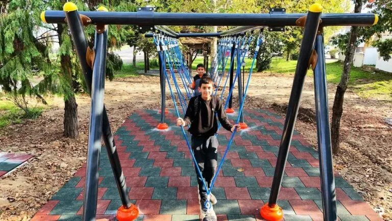 Piraziz’de Çocuklara Özel Macera Parkı Hizmete Girdi Giresun'un Piraziz ilçesinde, Belediye Başkanı Esat Ayyıldız'ın girişimleriyle Serenti Sosyal