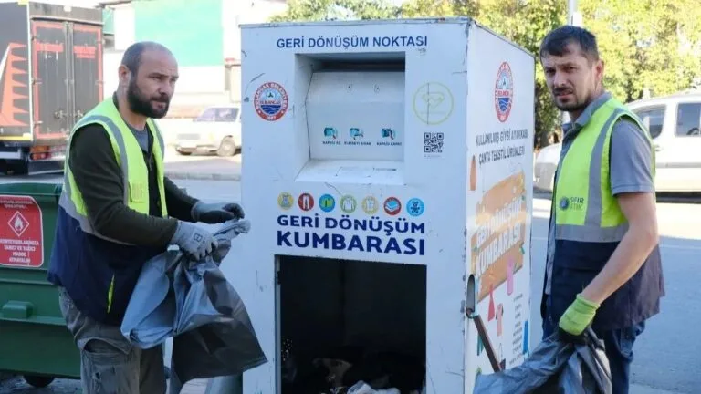 Bulancak Belediyesi, ilçeye yerleştirdiği 52 giysi ve tekstil kumbarasıyla kullanılmış