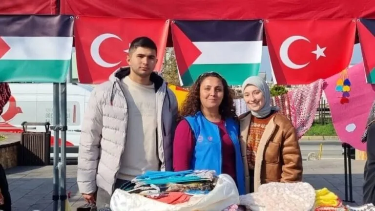 Bulancak Meslek Yüksekokulu (MYO) Tekstil Teknolojisi Bölümü öğrencileri, ürettikleri battaniye,