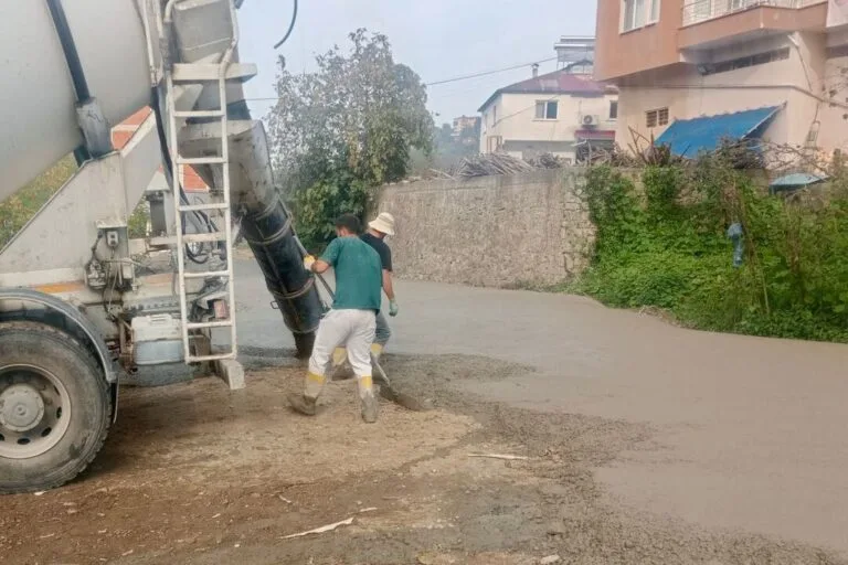 Giresun Belediyesi, Küçükköy Mahallesi'nde 500 metrelik yol betonlama çalışması başlattı.