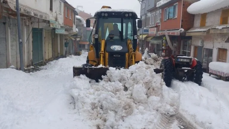 Giresun'un Dereli ilçesinde etkili olan ilk kar yağışının ardından, İlçe