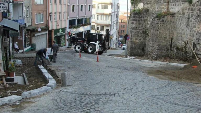 Giresun'un tarihi Kazancılar Yokuşu'nda kapsamlı bir revizyon çalışması başlatıldı. Proje,