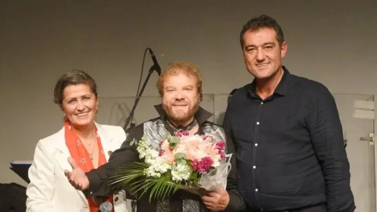 Attila Atasoy Giresun’da Cumhuriyet Bayramı Coşkusunu Artırdı Giresun, Cumhuriyet Bayramı kutlamaları kapsamında ünlü sanatçı Attila Atasoy'u ağırladı.