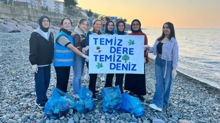 Giresun'un Keşap ilçesinde KYK öğrencileri, 'Temiz Dere, Temiz Deniz' temasıyla