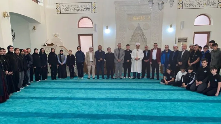 Espiye'de "Vakti Kuşanmak" projesi kapsamında öğrenciler, Yeni Camii'nde manevi değerlerle
