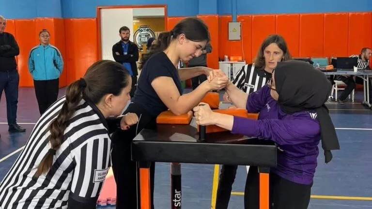 Okul Sporları Gençler Bilek Güreşi İl Birinciliği'nde genç sporcular, grup