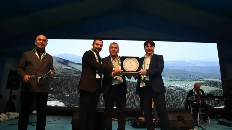 Pendik Giresunlular Gecesi: ‘Yiğit Giresun’ Ruhu ve Madalya Talebi Pendik'te düzenlenen Giresunlular Gecesi, hemşerilik ruhunu pekiştirirken, Kurtuluş Mücadelesi'nin kahramanlık