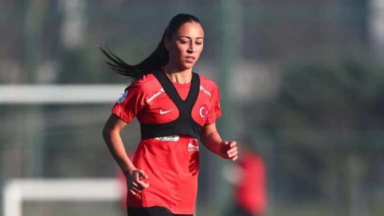 Giresun Sanayispor'un yetenekli futbolcusu Rabia Karagül, U23 Kadın Milli Takımı