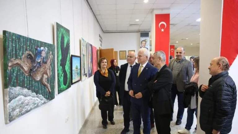 Giresun Üniversitesi'nde (GRÜ) Öğretmenler Günü kutlamaları, eğitim fakültelerinin önemini vurgulayan