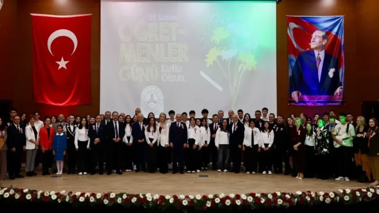 Türkiye genelinde 24 Kasım Öğretmenler Günü, coşkulu törenlerle kutlanırken, öğretmenler