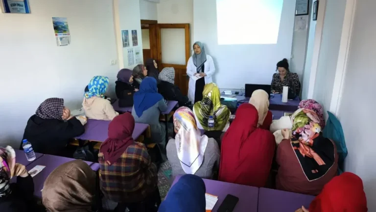 Giresun Görele’de Sağlık ve Farkındalık Semineri Düzenlendi Giresun'un Görele ilçesindeki Yeşiltepe Kur'an Kursu'nda, kursiyerlere yönelik kapsamlı bir