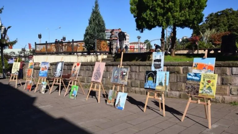 Görele'de açılan 'Genç Eller Camide Renkler' sergisi, gençlerin cami ve