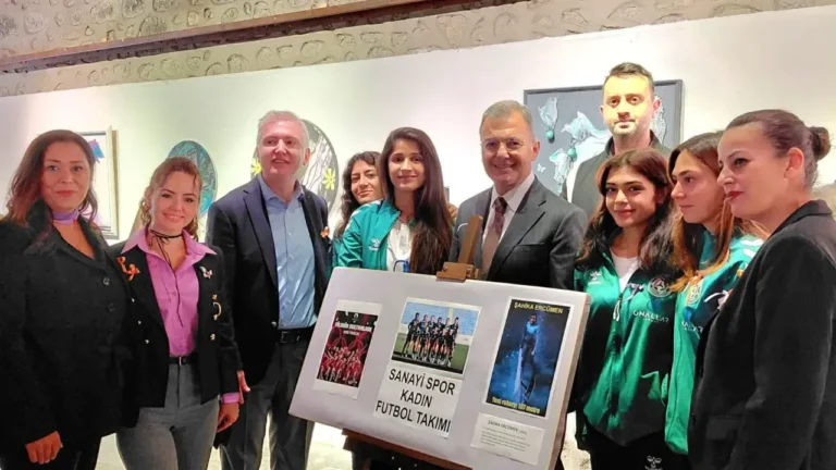 Giresun'da Can Akengin Sanat Galerisi'nde açılan "Umut Kadınla Büyür" sergisi,