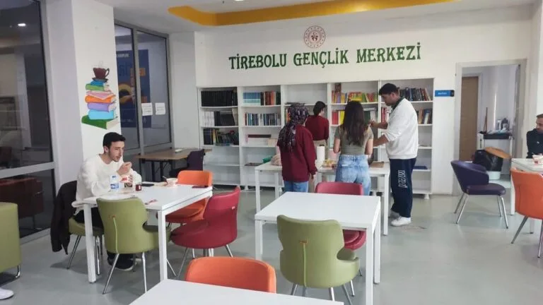 Tirebolu Gençlik Merkezi’nden Öğrencilere Moral Çorbası Tirebolu Gençlik Merkezi, 5 Kasım 2025 tarihinde düzenlediği çorba ikramıyla