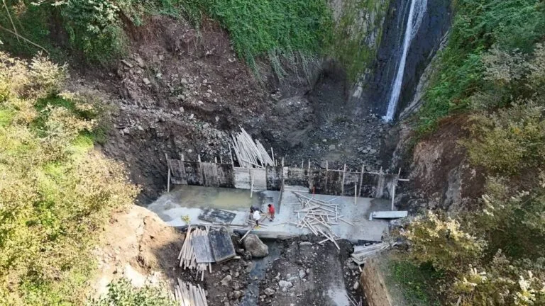 Giresun'un Tirebolu ilçesinde Devlet Su İşleri (DSİ) tarafından yürütülen taşkın