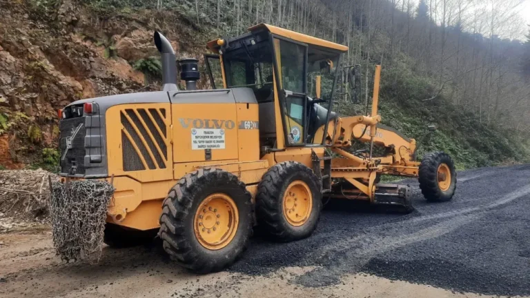Giresun'un Eynesil ilçesine Trabzon Büyükşehir Belediyesi tarafından hibe edilen greyder,
