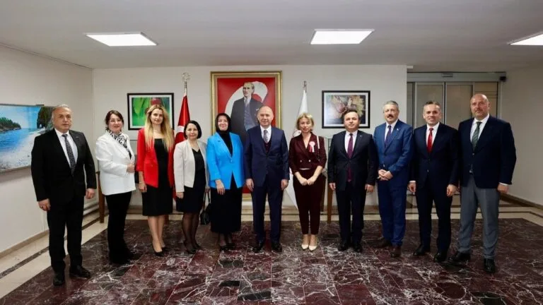 Giresun Valisi Serdengeçti, öğretmenleri makamında ağırlayarak mesleğin önemini vurguladı ve