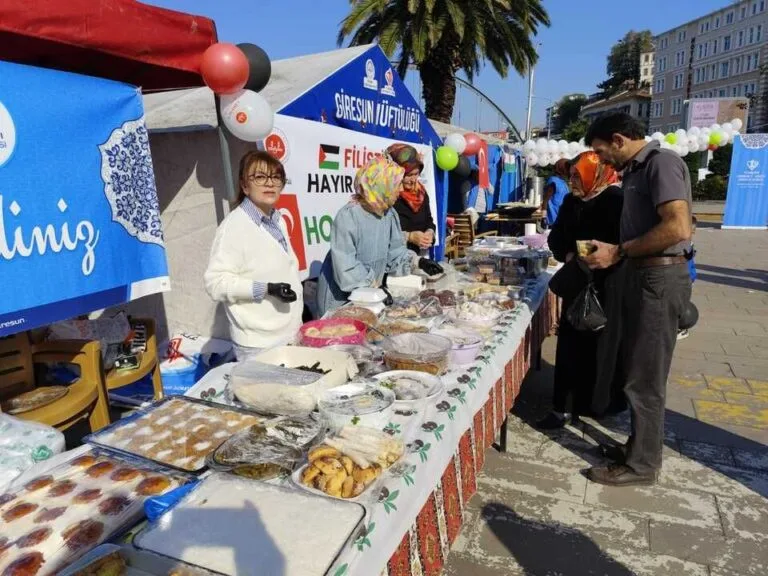 Giresun’da Filistin İçin Hayır Çarşısı Açıldı: Hedef 1 Milyon TL Giresun Müftülüğü, Filistin halkına destek olmak amacıyla “Giresun Filistin Halkının
