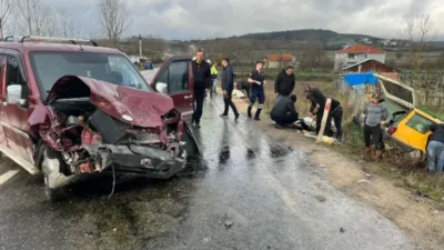 Karabük'ün Eflani ilçesinde meydana gelen trafik kazasında hafif ticari araç