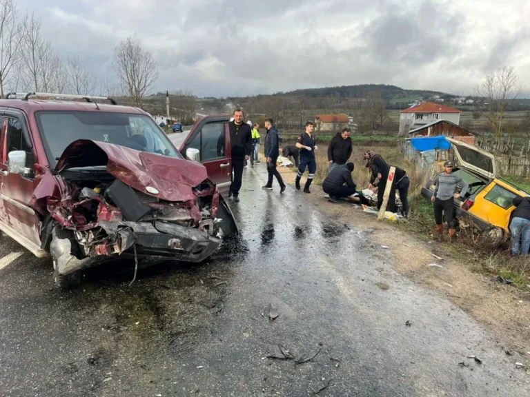 Karabük'ün Eflani ilçesinde meydana gelen trafik kazasında hafif ticari araç