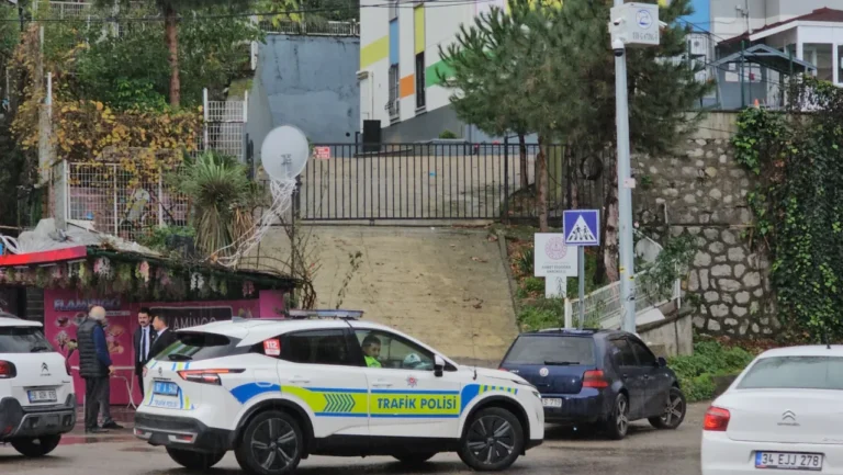 Zonguldak'ta park halindeki bir kamyonetin aniden hareket etmesi sonucu meydana