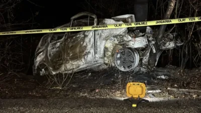 Karabük'ün Safranbolu ilçesinde meydana gelen feci trafik kazasında, ağaca çarpan