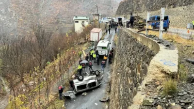 Artvin'in Ortaköy köyünde meydana gelen feci kamyonet kazasında, demir korkuluklara