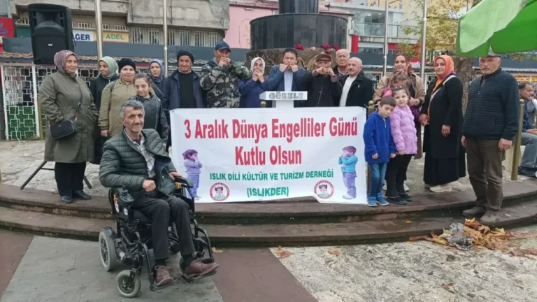 ISLIKDER üyeleri, 3 Aralık Dünya Engelliler Günü'nde ıslık diliyle bir