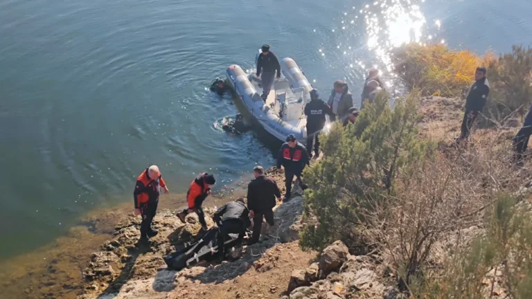 Oğuzlar’da Kayıp Kişi Obruk Barajı’nda Ölü Bulundu Çorum'un Oğuzlar ilçesinde bağ evine giderken kaybolan 59 yaşındaki Yılmaz