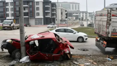 Samsun'un Vezirköprü ilçesinde meydana gelen trafik kazasında bir kamyon ile