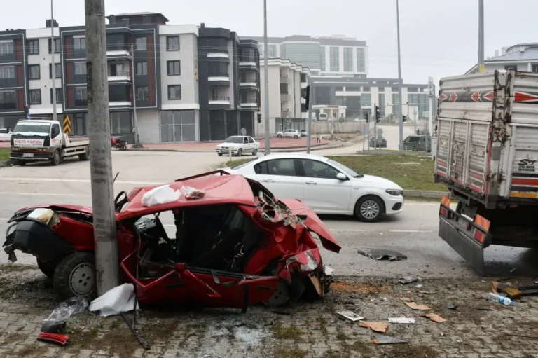 Vezirköprü’de Kamyon Otomobile Çarptı: 4 Yaralı Samsun'un Vezirköprü ilçesinde meydana gelen trafik kazasında bir kamyon ile