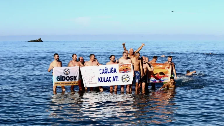 Giresun İl Sağlık Müdürlüğü'nün düzenlediği 'Sağlığa Kulaç At' etkinliğinde, katılımcılar