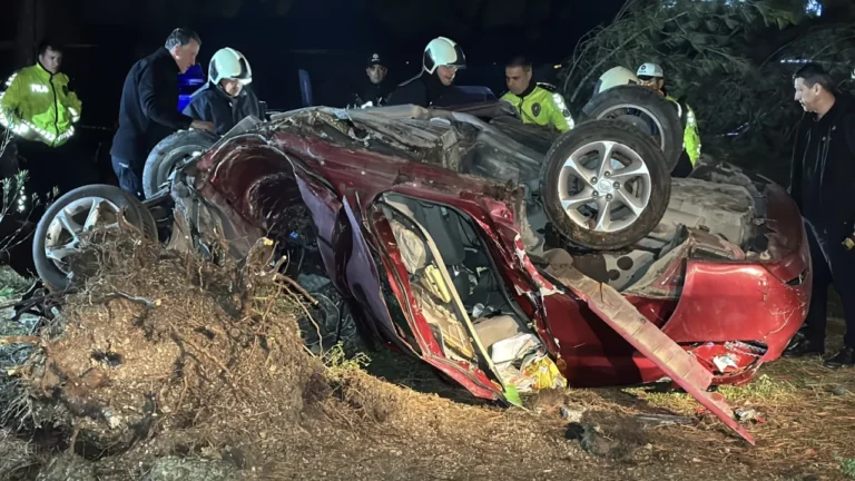Karabük'te meydana gelen trafik kazasında, refüjdeki ağaca çarparak devrilen otomobilin