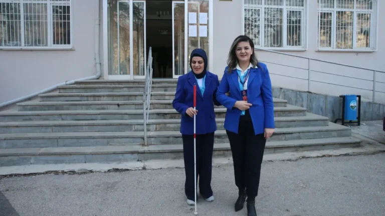 Tokat Belediyesi'nde santral görevlisi olarak çalışan doğuştan görme engelli Ebru