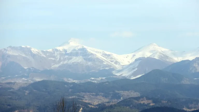 Artvin'in Şavşat ilçesinde etkili olan kar yağışı, bölgedeki tepeleri beyaza