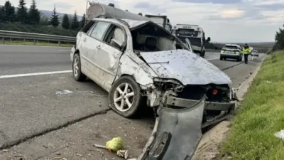 Düzce'de Anadolu Otoyolu üzerinde meydana gelen trafik kazasında, bir otomobilin