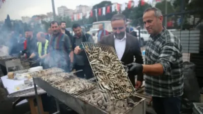 Ordu'nun Perşembe ilçesinde düzenlenen 6. Hamsi Festivali, katılımcılara ikram edilen