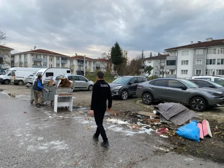 Düzce'de çevreyi kirleten bir şahıs, zabıta ekiplerince tespit edilerek kirlettiği