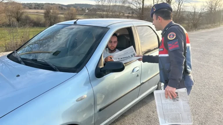 Devrekani’den Dolandırıcılığa Karşı ‘Kanma’ Gazetesi Kastamonu'nun Devrekani ilçesinde, artan dolandırıcılık olaylarına karşı vatandaşları bilinçlendirmek amacıyla
