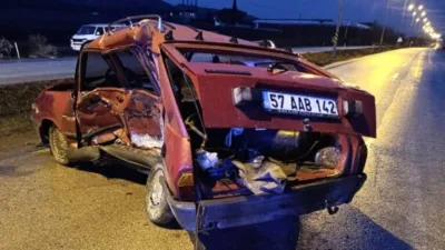 Sinop'un Boyabat ilçesinde meydana gelen trafik kazasında, servis minibüsü ile